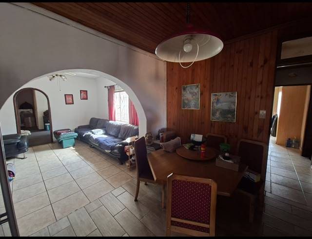 4 BEDROOM FREEHOLD FOR SALE IN VAN DYK PARK